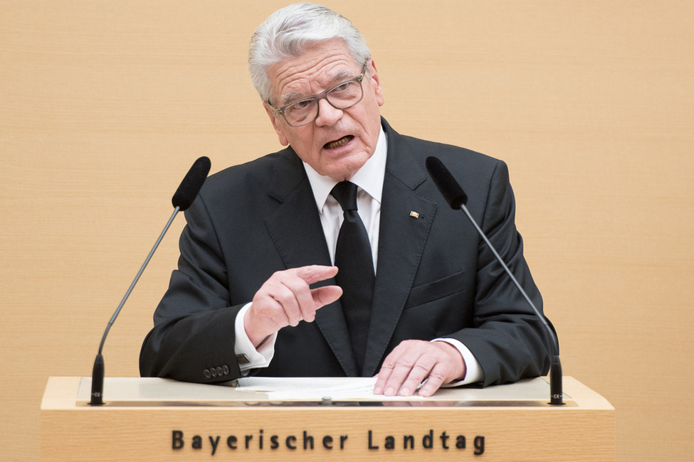 Bundespräsident Joachim Gauck hält eine Rede beim Trauerakt zum Gedenken an die Opfer des Amoklaufs von München im Bayerischen Landtag