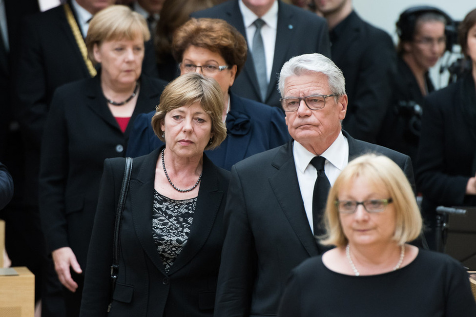 Bundespräsident Joachim Gauck und Daniela Schadt bei dem Einzug in den Liebfrauendom zum Trauergottesdienst zum Gedenken an die Opfer des Amoklaufs von München