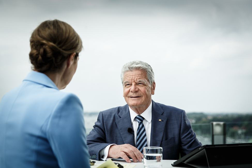 Bundespräsident Joachim Gauck im ZDF-Sommerinterview mit der Journalistin Bettina Schausten auf der Dachterrasse des Hotel Radisson Blu in Rostock