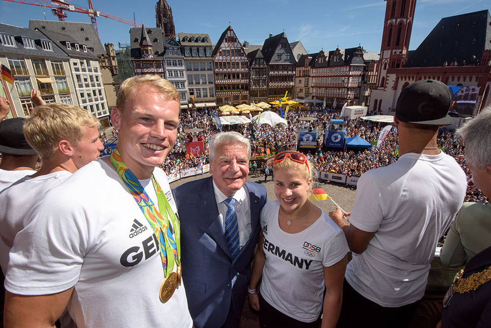 Bundespräsident Joachim Gauck bei der Begegnung mit Sportlerinnen und Sportler auf dem Balkon des Römers anlässlich der Begrüßung der deutschen Olympiamannschaft in Frankfurt am Main 