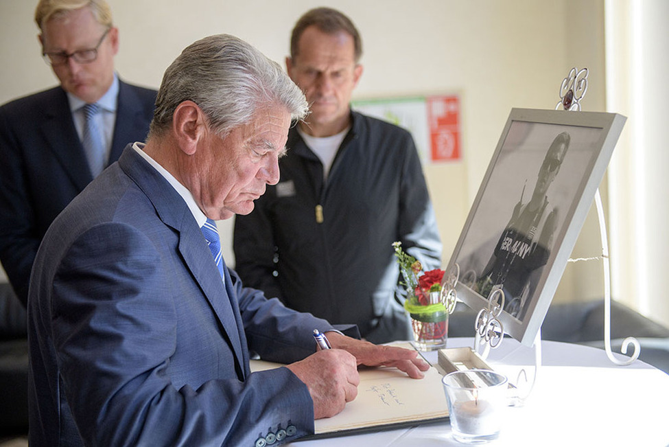 Bundespräsident Joachim Gauck bei dem Eintrag in das Kondolenzbuch für Kanute und Kanutrainer Stefan Henze anlässlich der Begrüßung der deutschen Olympiamannschaft in Frankfurt am Main 