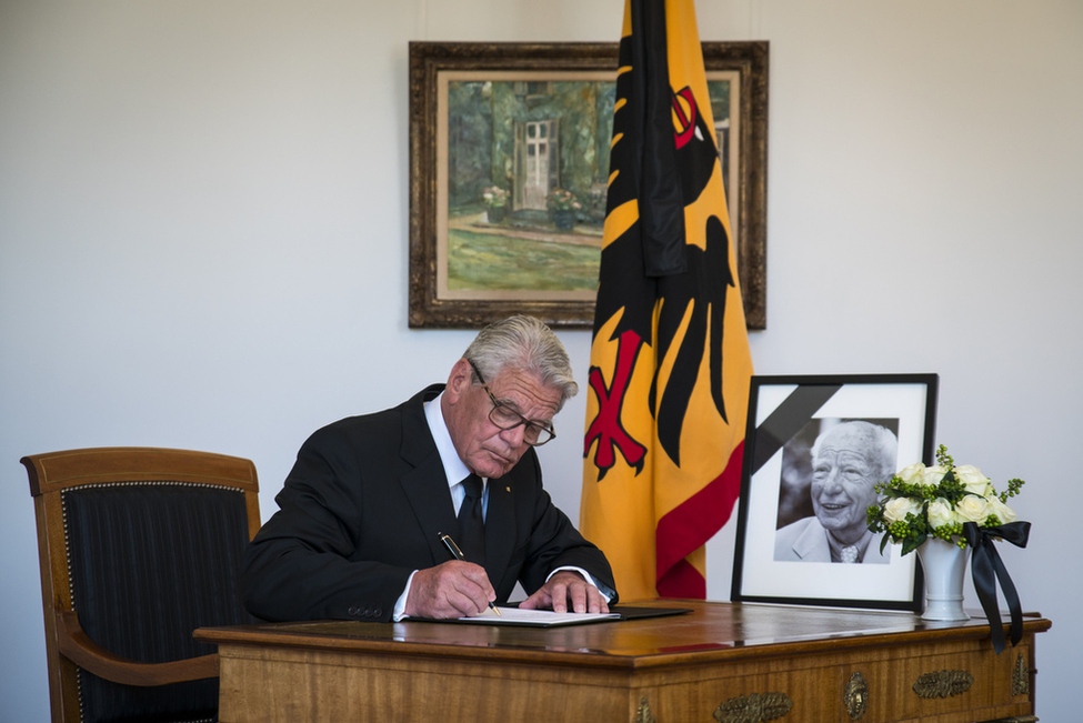 Bundespräsident Joachim Gauck trägt sich anlässlich des Todes von Bundespräsident a.D. Walter Scheel in das Kondolenzbuch in Schloss Bellevue ein