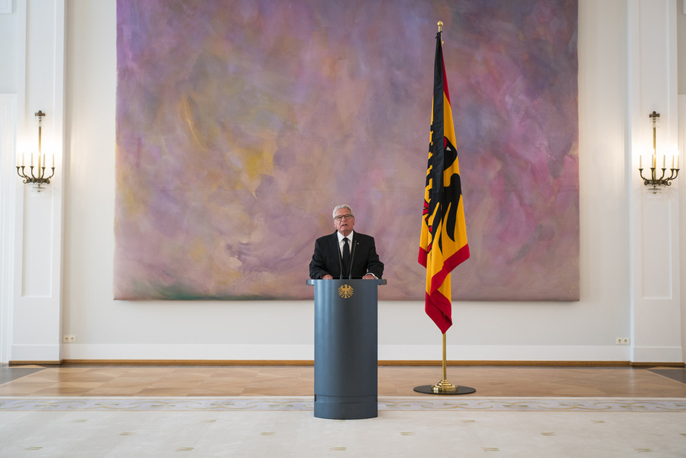Bundespräsident Joachim Gauck gibt ein Pressestatement anlässlich des Todes von Bundespräsident a.D. Walter Scheel  im Großen Saal von Schloss Bellevue ab