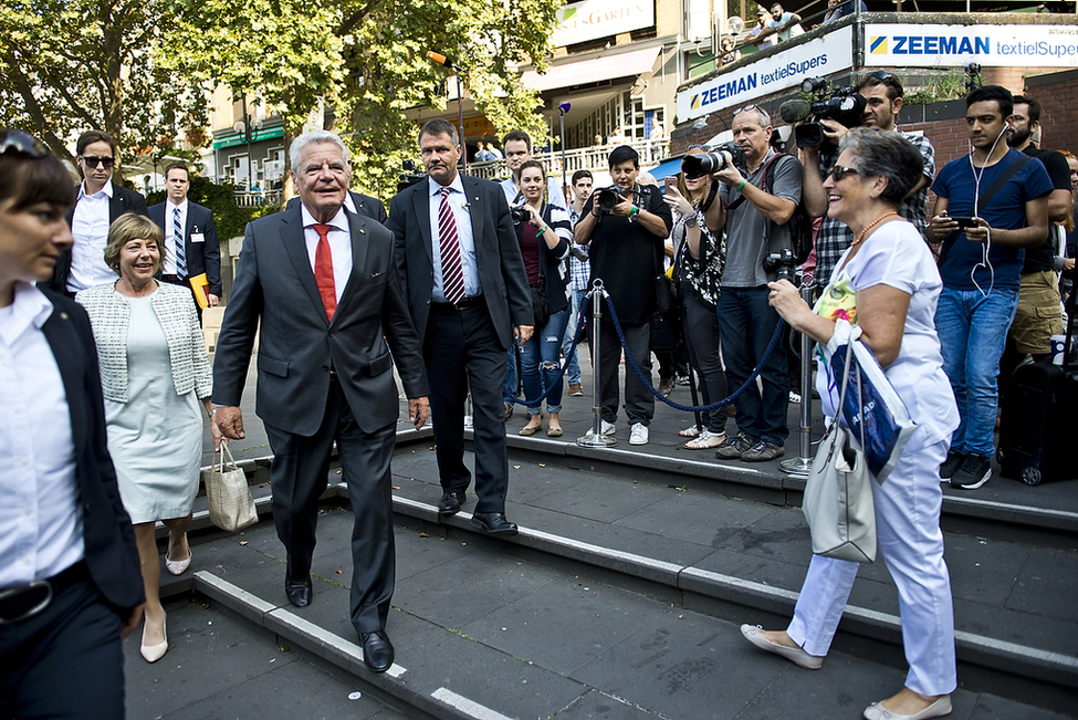 Bundespräsident Joachim Gauck und Daniela Schadt bei der Ankunft am sogenannten "Bonner Loch" am Hauptbahnhof in Bonn anlässlich seines Besuch der Gemeinsamen Anlaufstelle Bonner Innenstadt