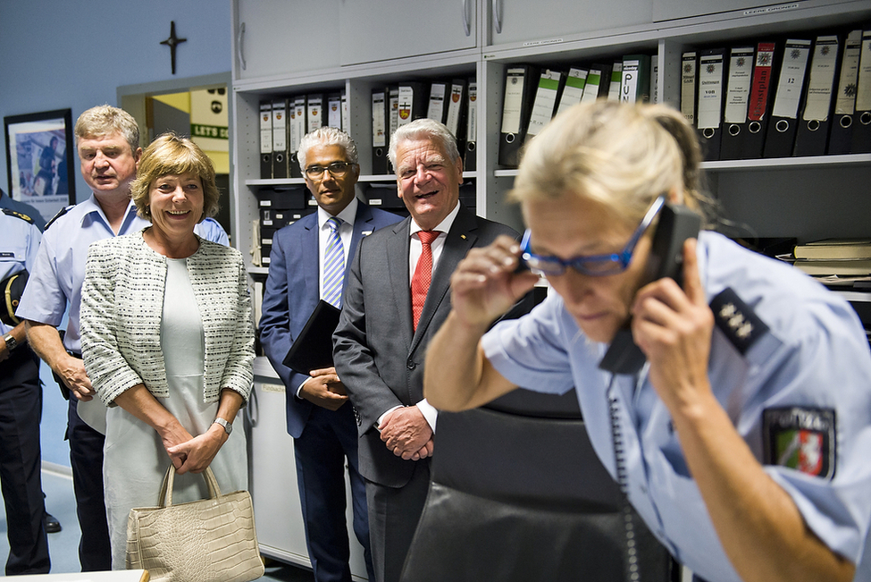 Bundespräsident Joachim Gauck und Daniela Schadt beim Rundgang durch die Dienststelle der Gemeinsamen Anlaufstelle Bonner Innenstadt in Bonn am Hauptbahnhof 