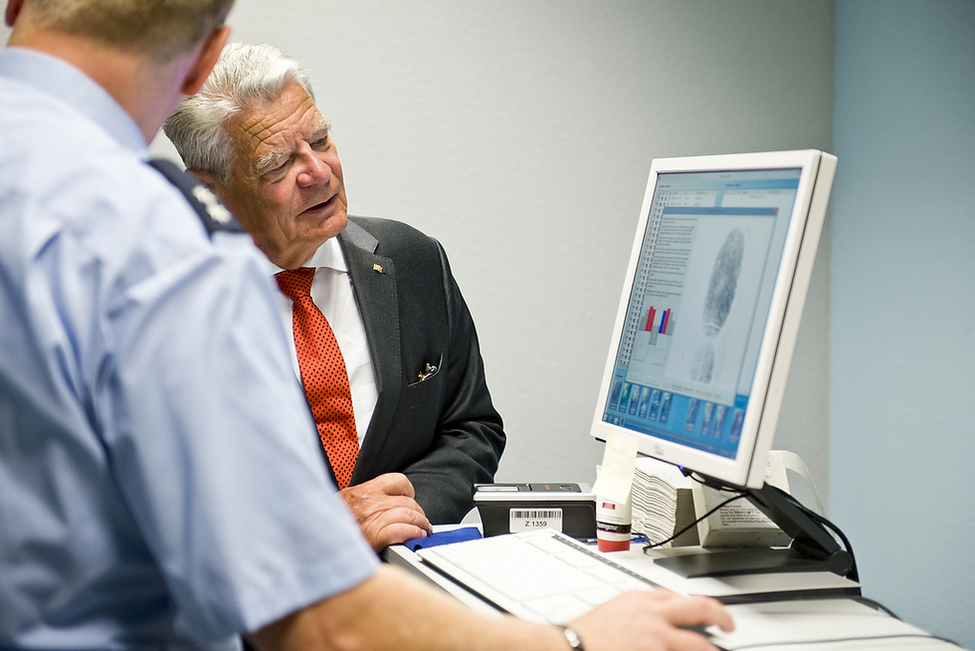 Bundespräsident Joachim Gauck beim Rundgang durch die Dienststelle der Gemeinsamen Anlaufstelle Bonner Innenstadt in Bonn am Hauptbahnhof 