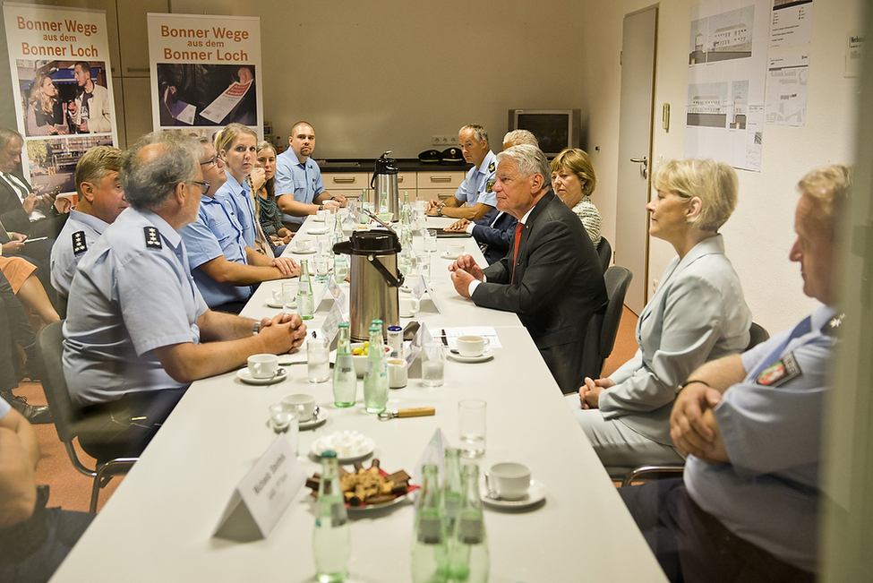 Bundespräsident Joachim Gauck und Daniela Schadt bei einer Gesprächsrunde mit Mitarbeiterinnen und Mitarbeitern der Dienststelle der Gemeinsamen Anlaufstelle Bonner Innenstadt in Bonn am Hauptbahnhof 