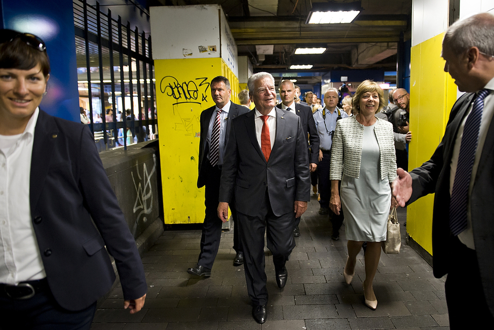 Bundespräsident Joachim Gauck und Daniela Schadt beim gang durch das sogenannte "Bonner Loch" am Hauptbahnhof in Bonn anlässlich des Besuchs der Gemeinsamen Anlaufstelle Bonner Innenstadt