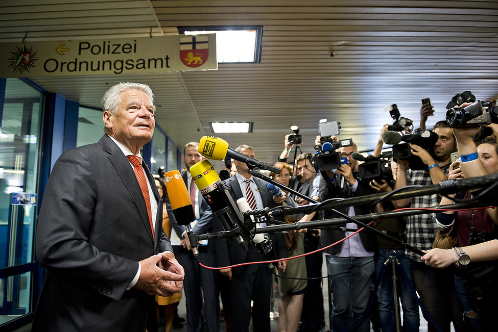 Bundespräsident Joachim Gauck bei der Begegnung mit der Presse anlässlich seines Besuchs bei der Gemeinsamen Anlaufstelle Bonner Innenstadt am Hauptbahnhof in Bonn 