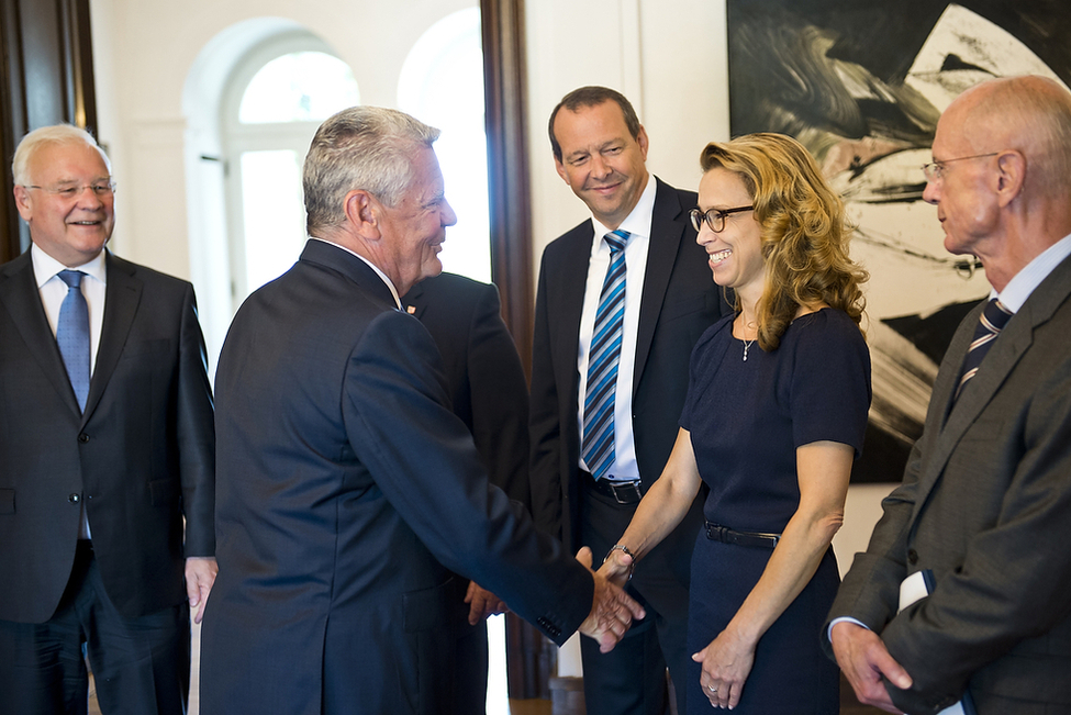 Bundespräsident Joachim Gauck begrüßt Carola Veit, Präsidentin der Hamburgischen Bürgerschaft, in der Halle der Villa Hammerschmidt in Bonn anlässlich eines Mittagessens für Landtagspräsidentinnen und Landtagspräsidenten