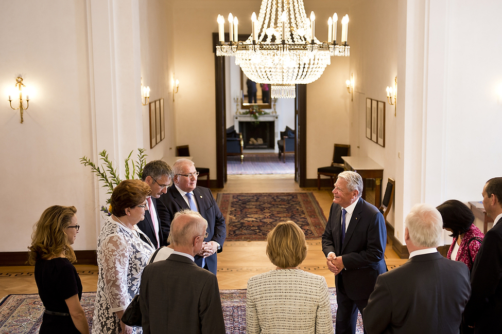 Bundespräsident Joachim Gauck begrüßt Landtagspräsidentinnen und Landtagspräsidenten von zehn westlichen Bundesländern in der Halle der Villa Hammerschmidt in Bonn anlässlich eines Mittagessens 
