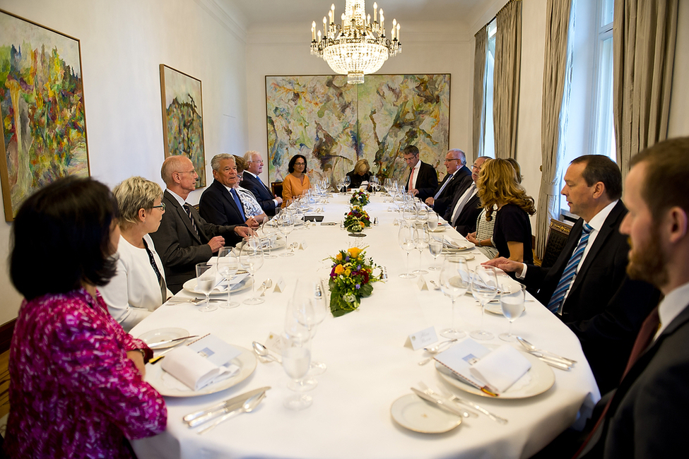 Bundespräsident Joachim Gauck hält eine Tischrede anlässlich eines Mittagessens für Landtagspräsidentinnen und Landtagspräsidenten von zehn westlichen Bundesländern im Speisesaal der Villa Hammerschmidt in Bonn