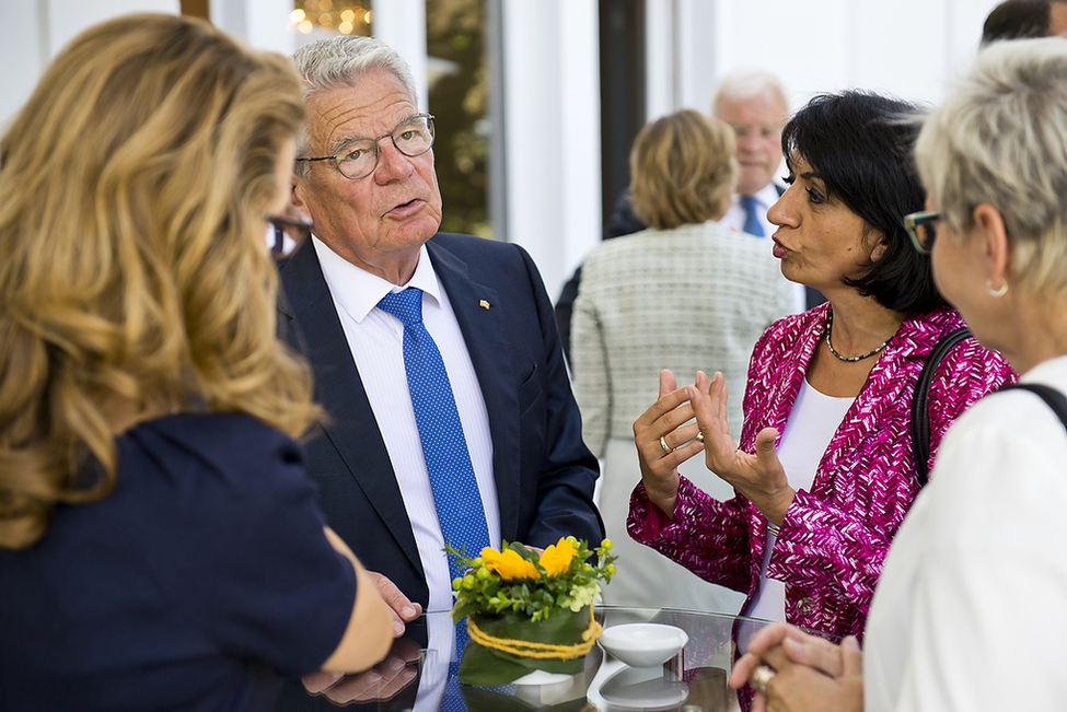 Bundespräsident Joachim Gauck beim Austausch auf der Terrasse nach dem Mittagessen für Landtagspräsidentinnen und Landtagspräsidenten von zehn westlichen Bundesländern in der Villa Hammerschmidt in Bonn