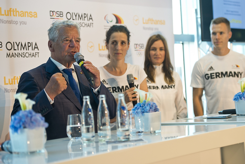 Bundespräsident Joachim Gauck bei einer Gesprächsrunde mit Athletinnen und Athleten am Frankfurter Flughafen anlässlich deren Verabschiedung zu den Paralympischen Sommerspielen in Rio 