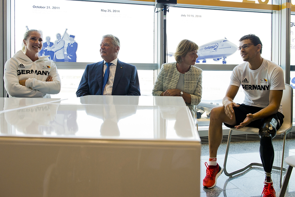 Bundespräsident Joachim Gauck und Daniela Schadt im Gespräch mit Parakanu-Athleten Edina Müller und Tom Kierey am Frankfurter Flughafen anlässlich der Verabschiedung von Athletinnen und Athleten zu den Paralympischen Sommerspielen in Rio 