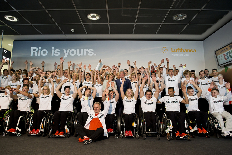 Bundespräsident Joachim Gauck und Daniela Schadt bei einem Gruppenfoto mit Athletinnen und Athleten am Frankfurter Flughafen anlässlich deren Verabschiedung von  zu den Paralympischen Sommerspielen in Rio 