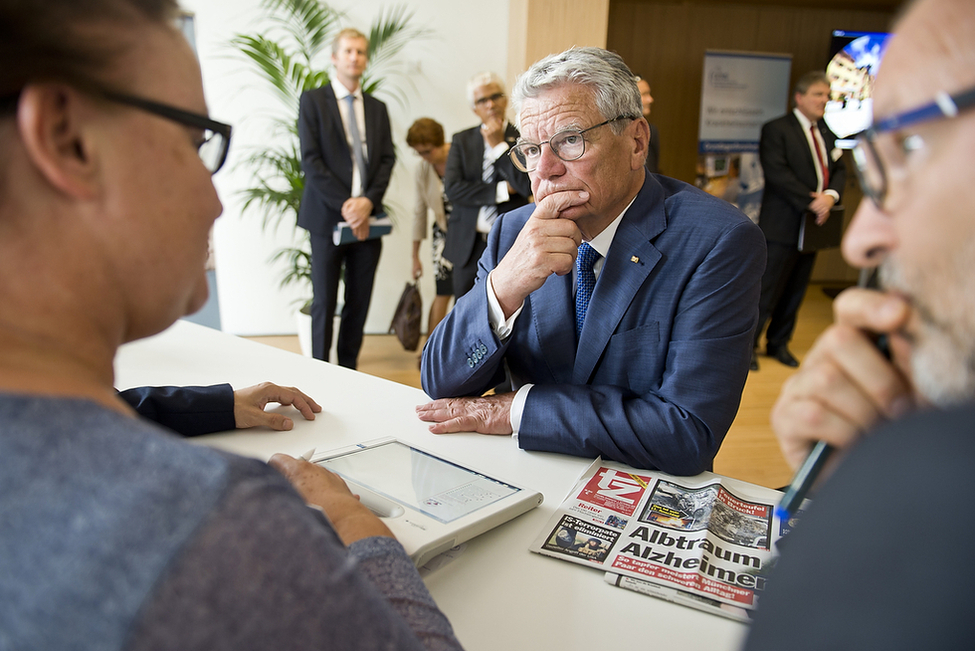 Bundespräsident Joachim Gauck tauscht sich mit Mitarbeiterinnen und Mitarbeitern des Deutschen Zentrums für Neurodegenerative Erkrankungen in Bonn aus