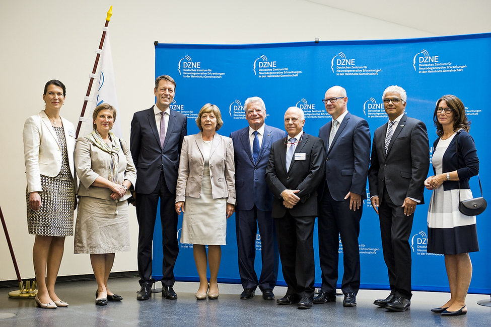 Bundespräsident Joachim Gauck und Daniela Schadt beim Gruppenfoto mit Mitarbeiterinnen und Mitarbeitern des Deutschen Zentrums für Neurodegenerative Erkrankungen in Bonn
