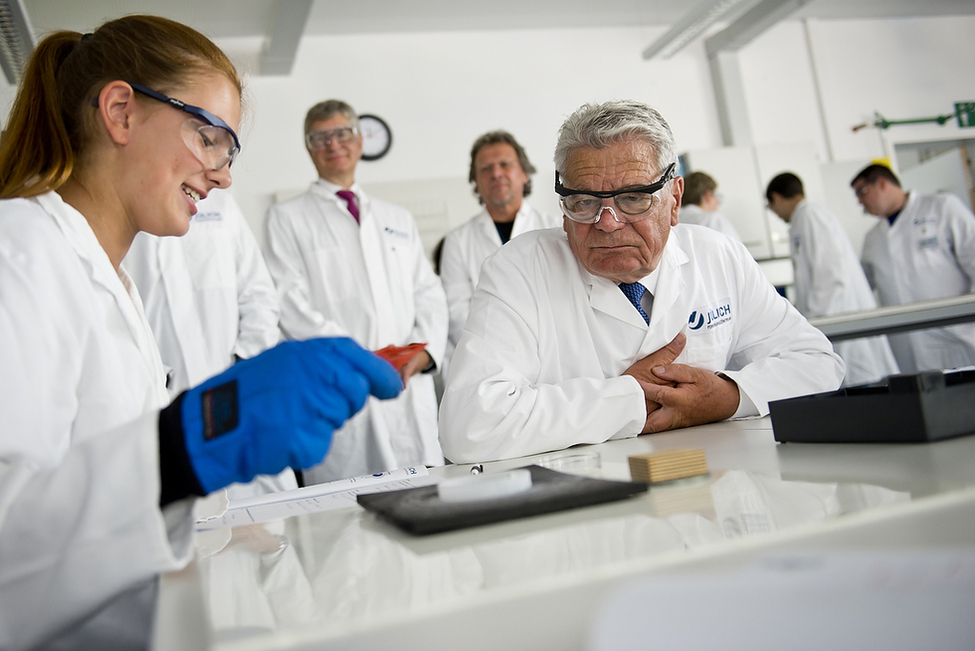 Bundespräsident Joachim Gauck bei der Durchführung des Experiments 'Supraleitung - Wie bringe ich einen Magneten zum Schweben?' im Schülerlabor anlässlich seines Besuchs im Forschungszentrum Jülich