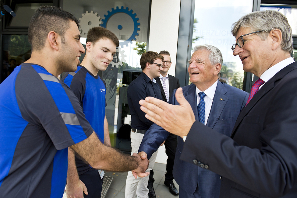 Bundespräsident Joachim Gauck beim Austausch mit Auszubildenden zu dem Projekt "Future of E-Mobility" anlässlich seines Besuchs im Forschungszentrum Jülich