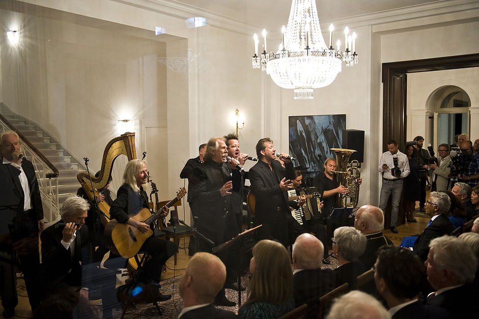 Gemeinsamer Auftritt der Bands Die Höhner und Karat anlässlich der musikalischen Veranstaltung "Heimat? Melodien, Orte, Emotionen" in der Villa Hammerschmidt in Bonn 