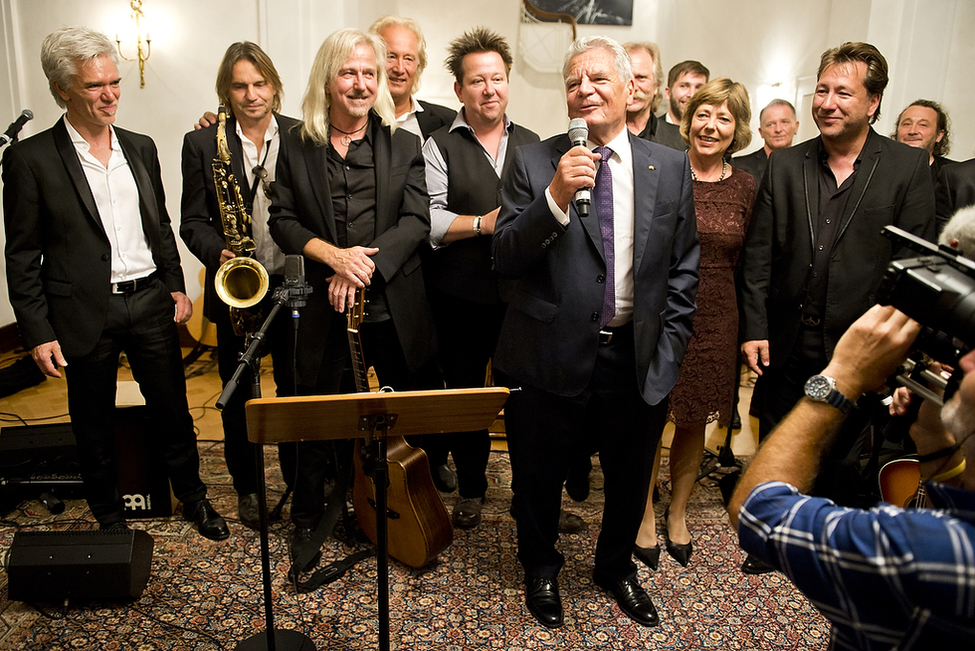 Bundespräsident Joachim Gauck dankt den Musikern der Bands Karat und Die Höhner bei der musikalischen Veranstaltung "Heimat? Melodien, Orte, Emotionen" in der Villa Hammerschmidt in Bonn 