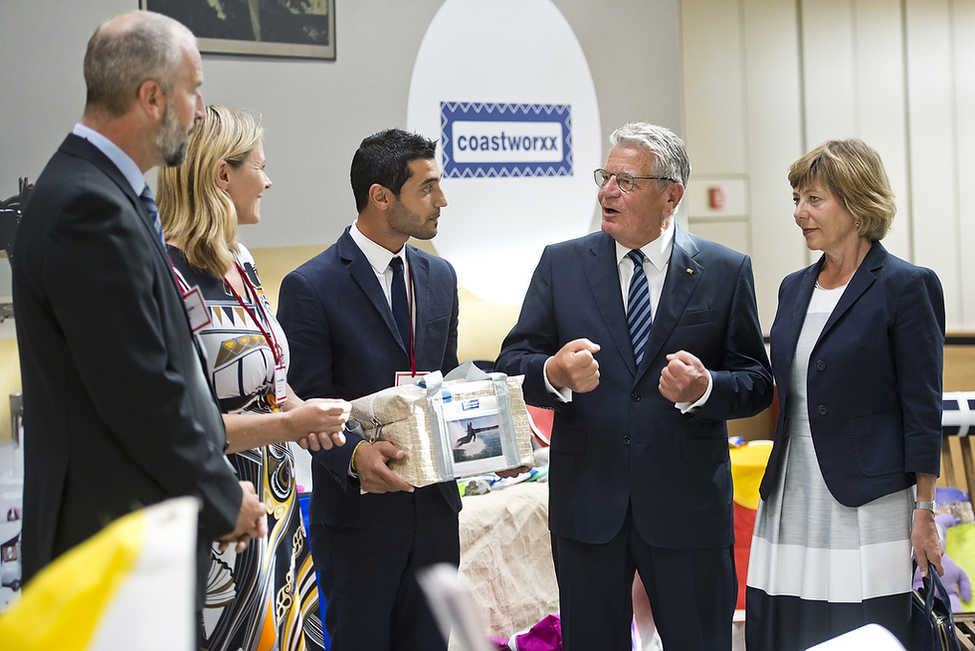 Bundespräsident Joachim Gauck und Daniela Schadt beim Rundgang durch beispielhafte Projekte der aktiven Integration von Flüchtlingen in den Arbeitsmarkt anlässlich des Besuchs bei ThyssenKrupp zur Würdigung der Initiative 'Wir zusammen' in Essen