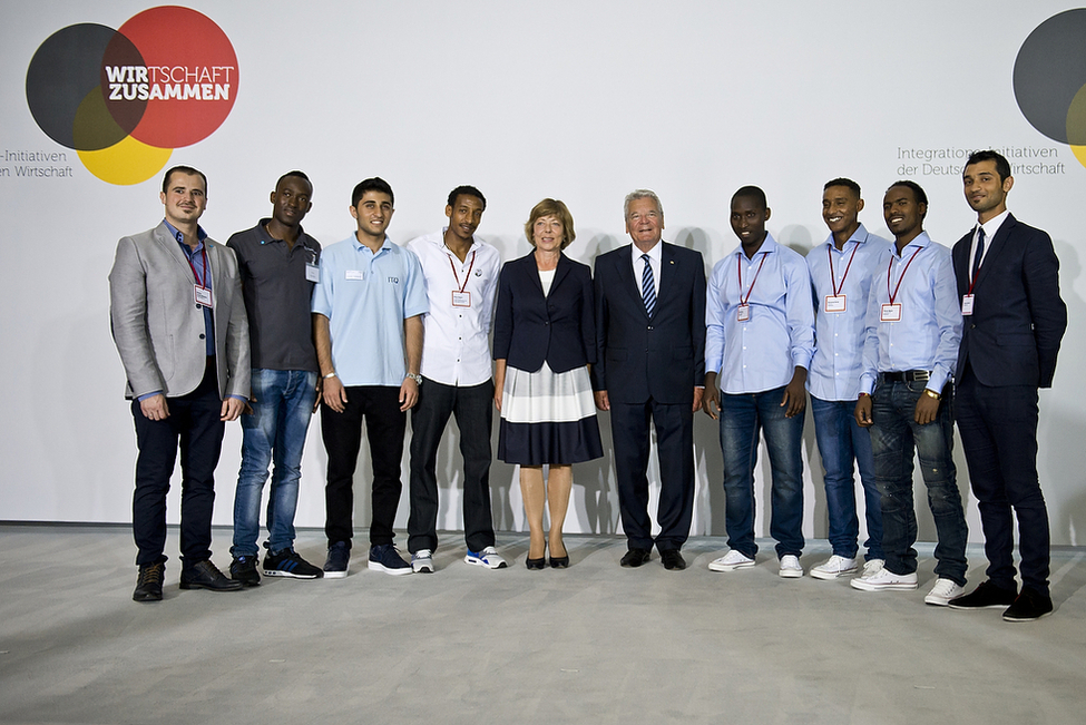 Bundespräsident Joachim Gauck und Daniela Schadt bei einem Gruppenfoto mit Teilnehmern der Integrationsinitiative anlässlich des Besuchs bei ThyssenKrupp zur Würdigung der Initiative 'Wir zusammen' in Essen