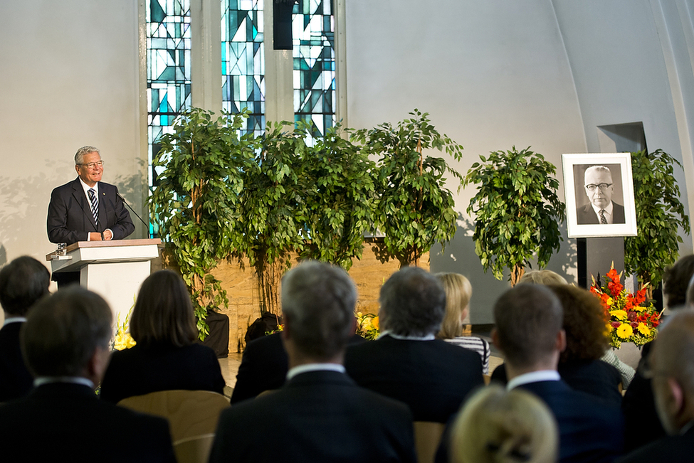 Bundespräsident Joachim Gauck hält eine Ansprache anlässlich des 40. Todestages von Bundespräsident a.D. Gustav Heinemann in der Trauerhalle des Parkfriedhofs in Essen 