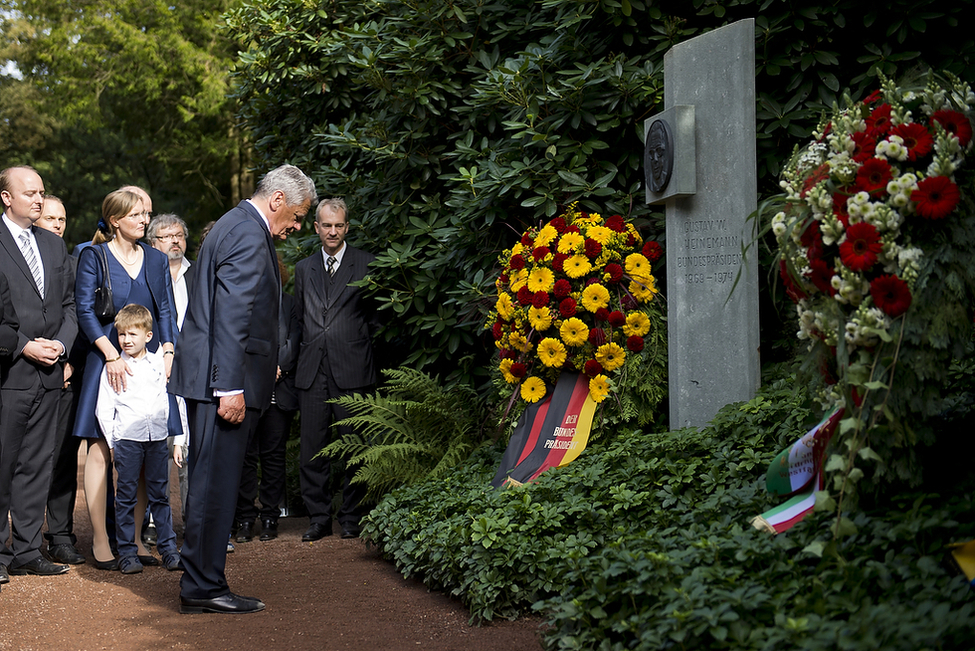 Bundespräsident Joachim Gauck bei der Kranzniederlegung an der Grabstätte von Bundespräsident a.D. Gustav Heinemann anlässlich des 40. Todestages am Parkfriedhof in Essen 