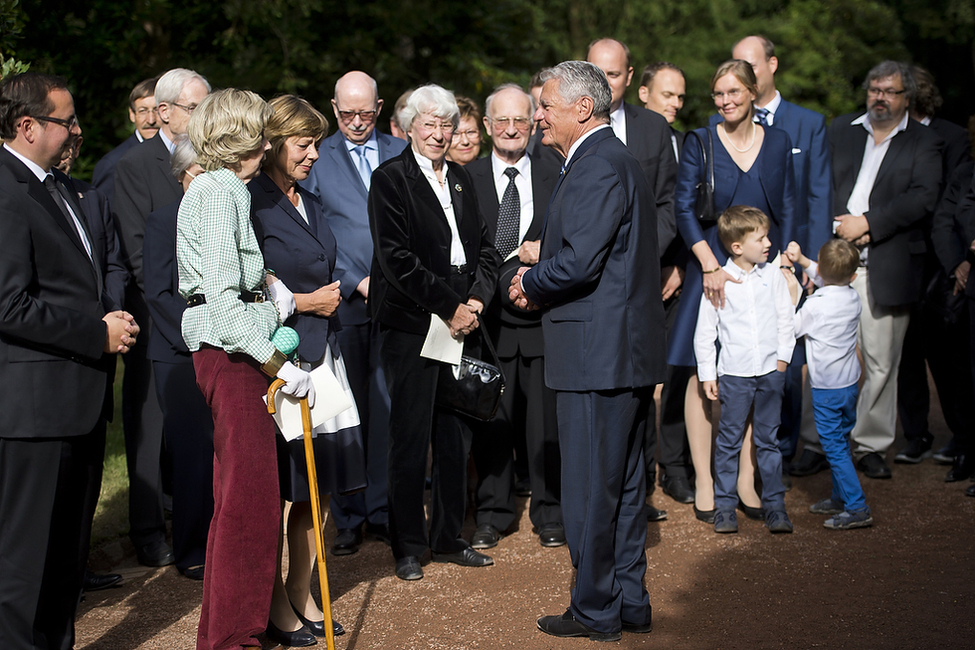 Bundespräsident Joachim Gauck bei der Begegnung mit den Angehörigen an der Grabstätte von Bundespräsident a.D. Gustav Heinemann anlässlich des 40. Todestages am Parkfriedhof in Essen 