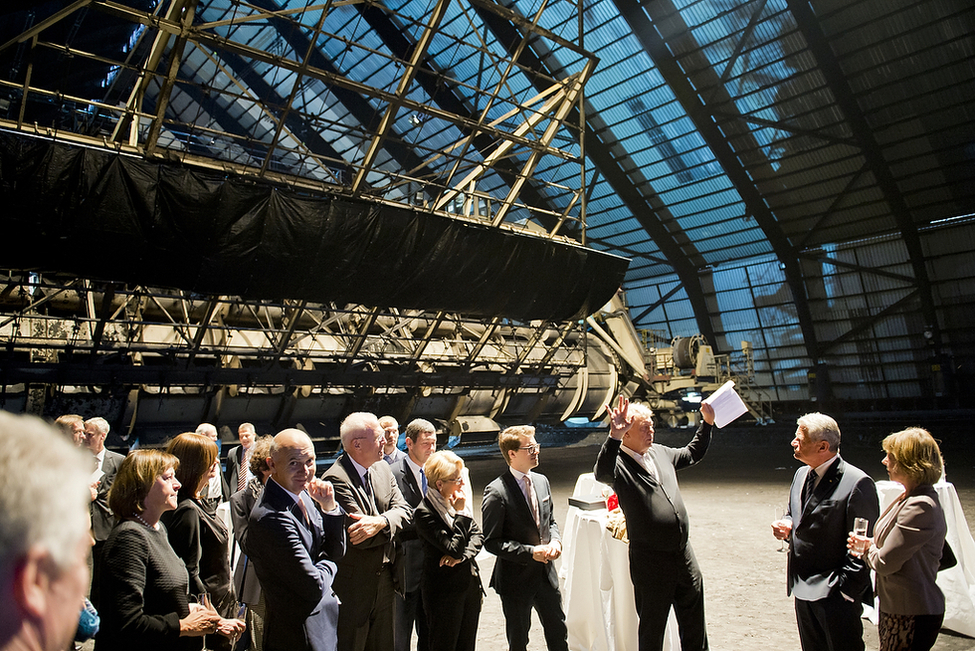 Bundespräsident Joachim Gauck und Daniela Schadt bei einem Empfang in der Kohlenmischhalle des ehemaligen Bergwerks Auguste Victoria anlässlich des Besuchs der Premierenvorstellung von 'Die Fremden' bei der Ruhrtriennale in Marl