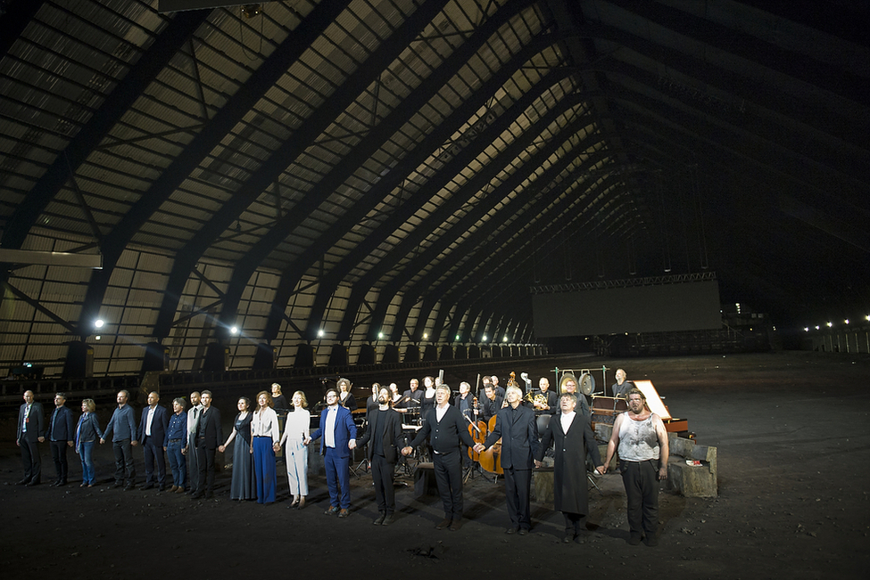 Premierenvorstellung von 'Die Fremden' in der Kohlenmischhalle des ehemaligen Bergwerks Auguste Victoria anlässlich der Ruhrtriennale in Marl