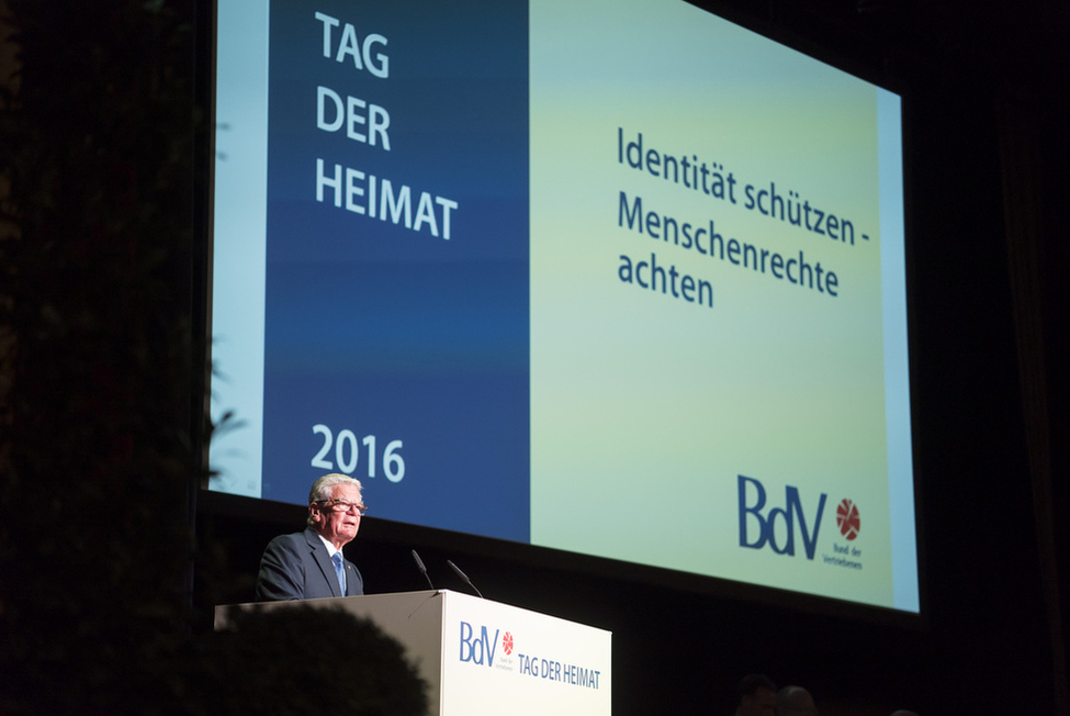 Bundespräsident Joachim Gauck hält eine Ansprache anlässlich des Tags der Heimat des Bundes der Vertriebenen im Humboldtsaal der Urania in Berlin 