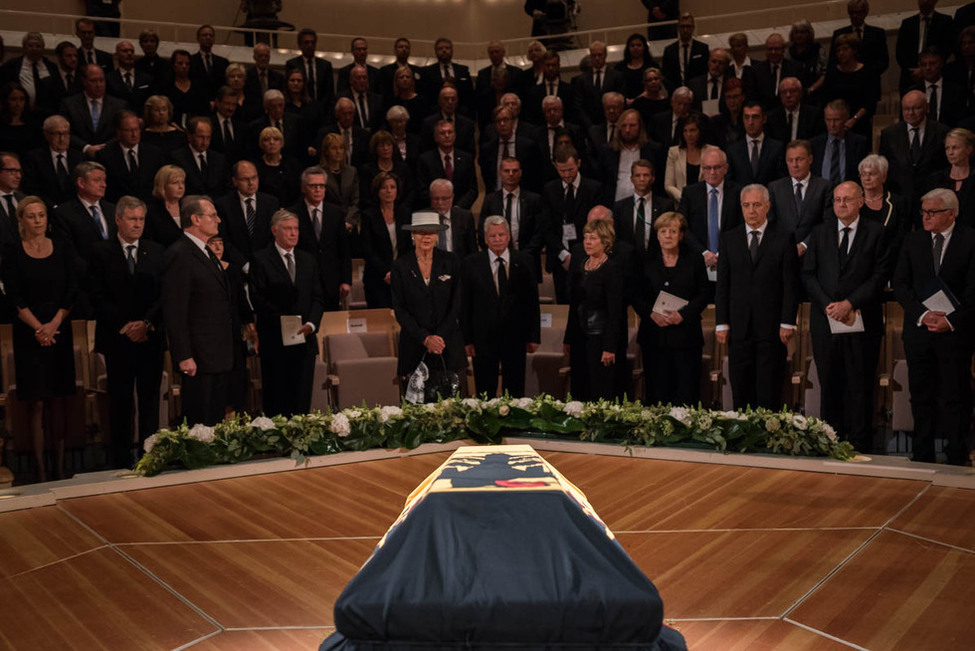 Bundespräsident Joachim Gauck verharrt kurz vor dem Sarg beim Trauerstaatsakt für Bundespräsident a. D. Walter Scheel im Kammermusiksaal der Berliner Philharmonie