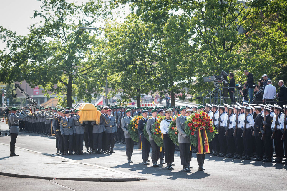 Militärisches Abschiedszeremoniell anlässlich des Trauerstaatsakts für Bundespräsident a. D. Walter Scheel vor der Berliner Philharmonie