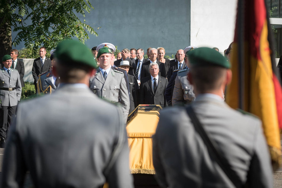 Bundespräsident Joachim Gauck beim militärischen Abschiedszeremoniell anlässlich des Trauerstaatsakts für Bundespräsident a. D. Walter Scheel vor der Berliner Philharmonie