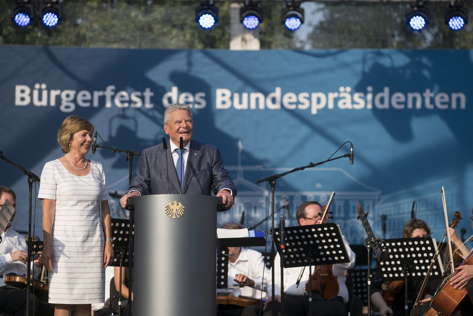 Bundespräsident Joachim Gauck bei seiner Ansprache auf der Bühne im Schlosspark zusammen mit Daniela Schadt anlässlich der Eröffnung des Bürgerfests des Bundespräsidenten 2016 