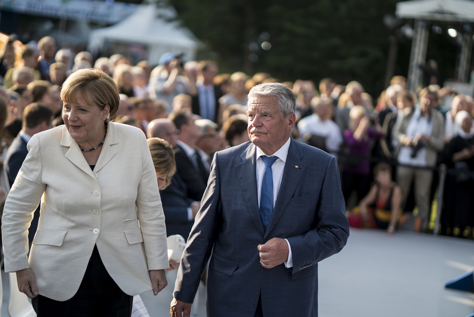 Bundespräsident Joachim Gauck beim gemeinsamen Rundgang durch den Schlosspark mit Bundeskanzlerin Angela Merkel anlässlich der Eröffnung des Bürgerfests des Bundespräsidenten 2016 