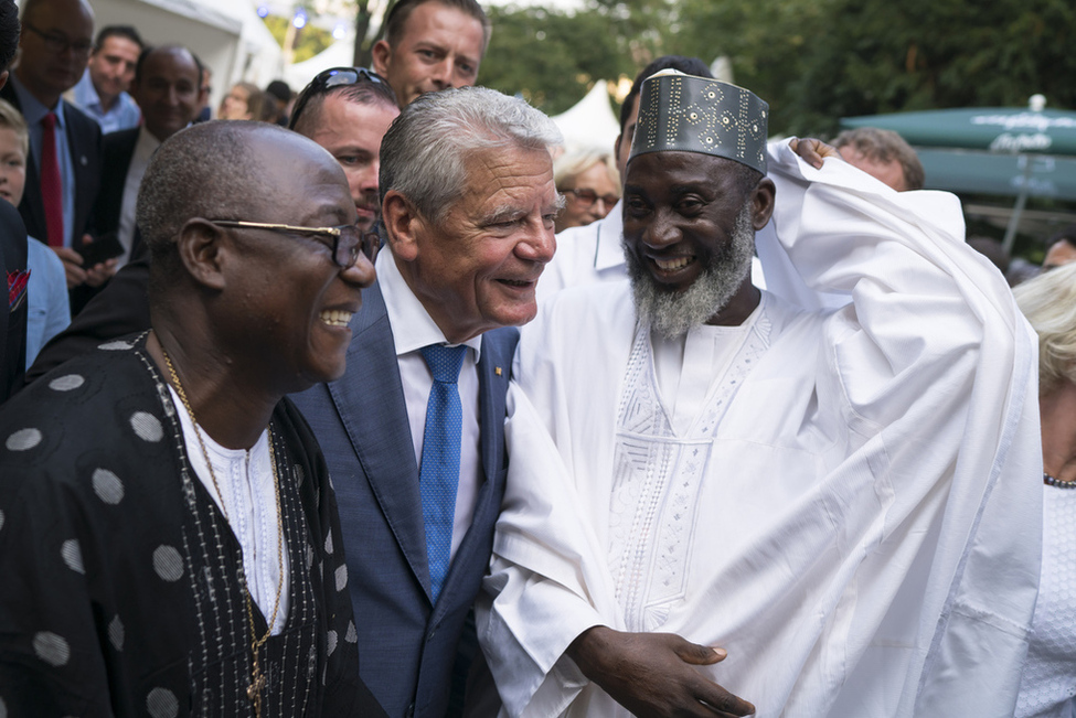 Bundespräsident Joachim Gauck bei der Begegnung mit Gästen im Schlosspark anlässlich der Eröffnung des Bürgerfests des Bundespräsidenten 2016 