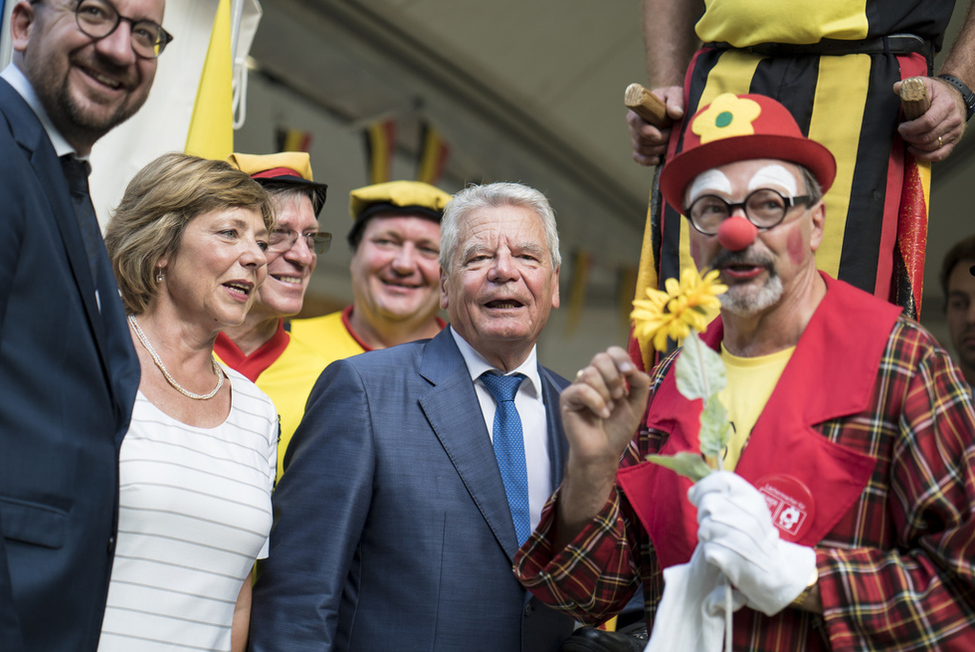 Bundespräsident Joachim Gauck bei der Begegnung mit dem belgischen Premierminister, Charles Michel, am Stand des Gastlandes Belgien im Schlosspark anlässlich der Eröffnung des Bürgerfests des Bundespräsidenten 2016 