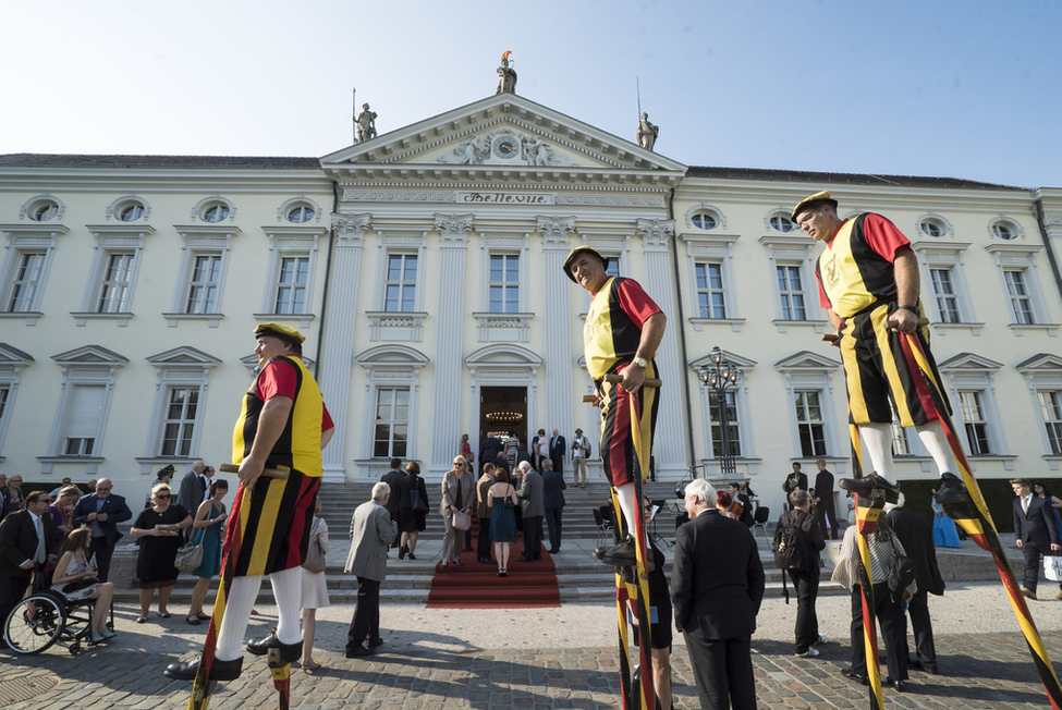 Künstler und Gäste vor  Schloss Bellevue anlässlich der Eröffnung des Bürgerfests des Bundespräsidenten 2016 