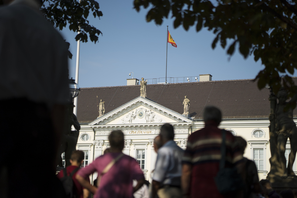 Gäste vor dem Schloss anlässlich des Bürgerfests des Bundespräsidenten 2016 