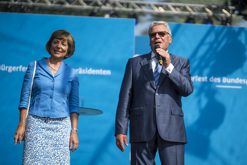 Bundespräsident Joachim Gauck und Daniela Schadt begrüßen die Gäste des Bürgerfests des Bundespräsidenten 2016 auf der Parkbühne im Schlosspark von Schloss Bellevue