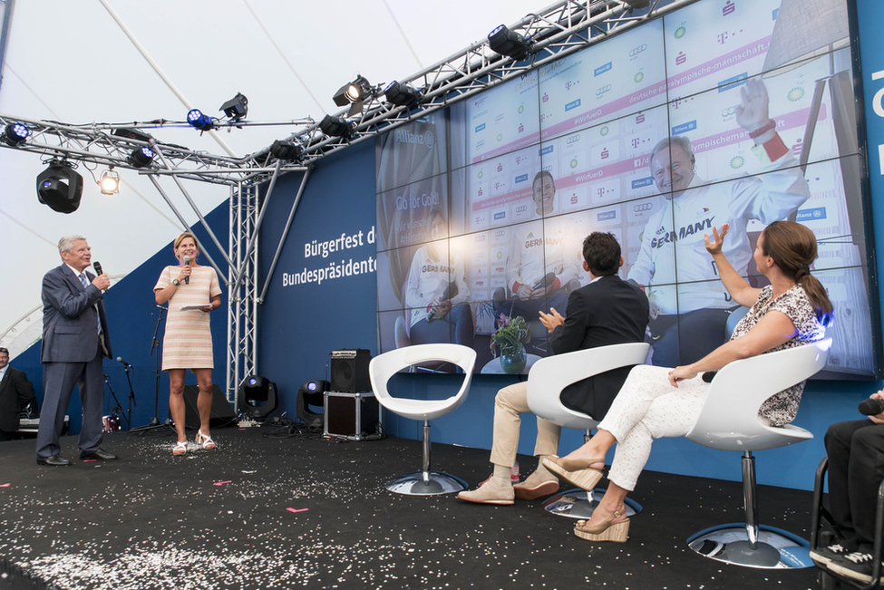 Bundespräsident Joachim Gauck im Austausch mit Sportlern bei der Live-Schaltung zu den Paralympics in Rio anlässlich des Bürgerfests des Bundespräsidenten 2016 