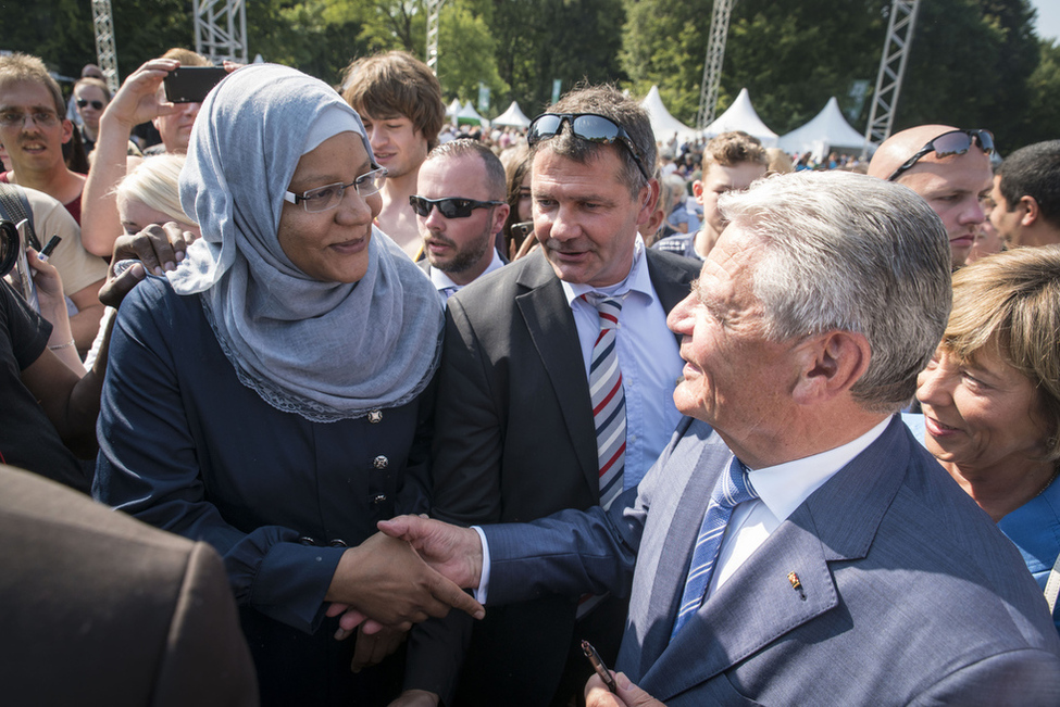 Bundespräsident Joachim Gauck bei der Begegnung mit Gästen im Schlosspark anlässlich des Bürgerfests des Bundespräsidenten 2016 