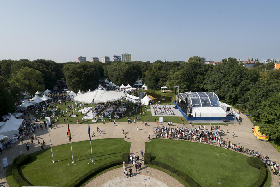 Blick auf den Schlosspark anlässlich des Bürgerfests des Bundespräsidenten 2016 