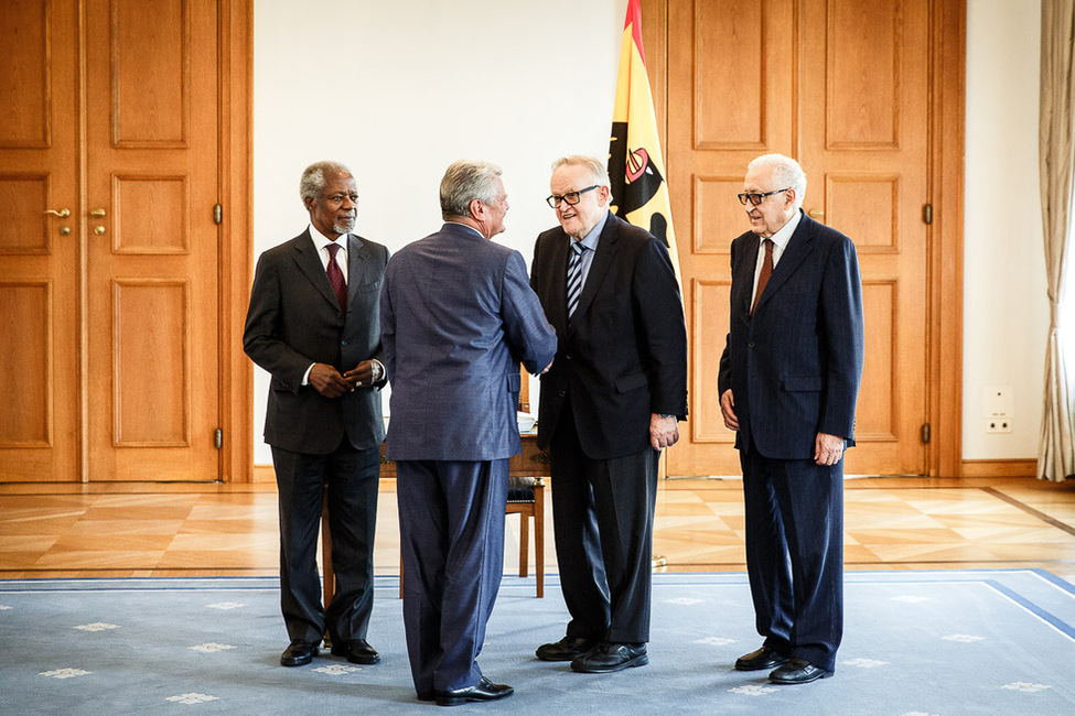 Bundespräsident Joachim Gauck begrüßt Mitglieder von 'The Elders', einer Gruppe unabhängiger Führungspersönlichkeiten unter dem Vorsitz von Kofi Annan, in der Galerie von Schloss Bellevue
