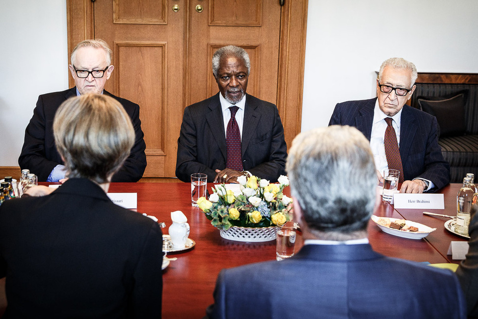 Bundespräsident Joachim Gauck im Austausch mit Kofi Annan, Martti Ahtisaari und Lakhdar Brahimi, Mitglieder von 'The Elders', im Gartensalon in Schloss Bellevue