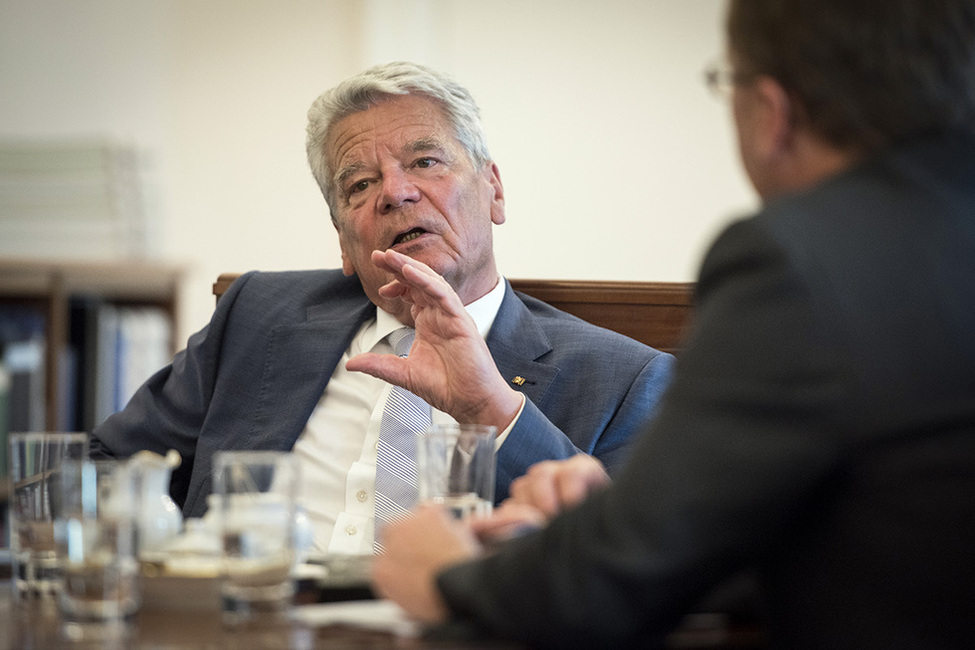 Bundespräsident Joachim Gauck beim Interview mit dem Journalisten Werner Kolhoff von dem Berliner Medien Service (19 Regionalzeitungen) im Amtszimmer von Schloss Bellevue 